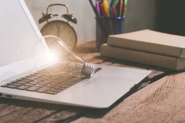  Yeni fikirlerin ampul sembolü.