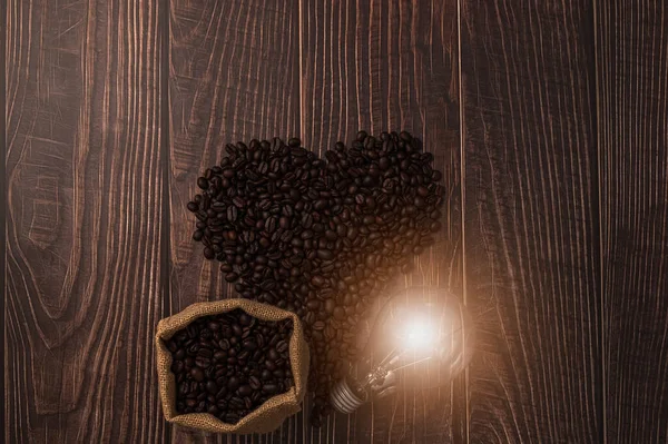 Älskar Att Dricka Kaffe Kaffebönor Hjärtform Glödlampor Avger Energi — Stockfoto