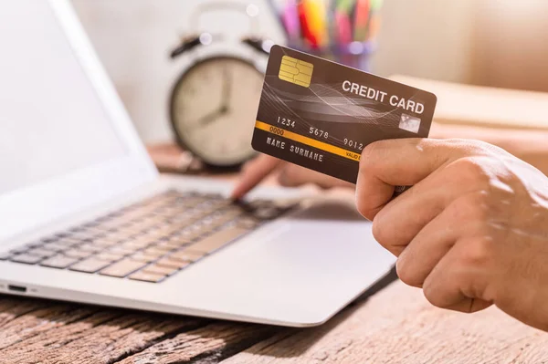 Άνθρωποι Χρησιμοποιούν Πιστωτικές Κάρτες Για Ψωνίσουν Online Μέσω Φορητών Υπολογιστών — Φωτογραφία Αρχείου