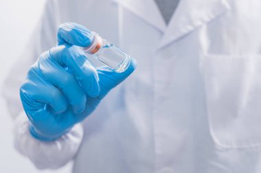 Doktorlar ya da bilim adamları COVID-19 ile savaşmak ya da diğer hastalıklara inanmak için aşı kullanıyorlar..