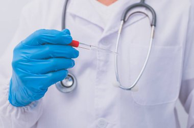 Doktor mikropları önlemek için aşı kullanıyor..