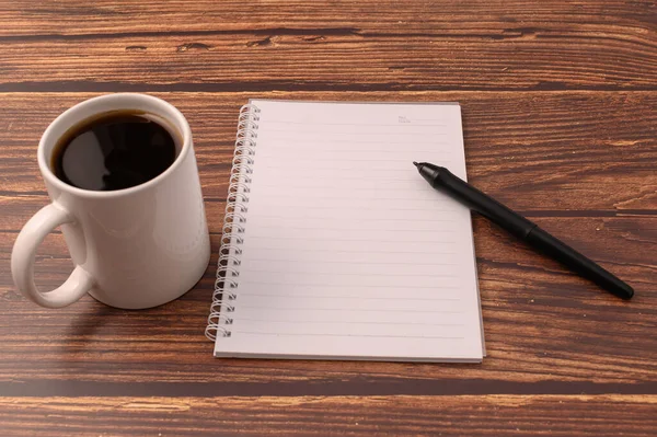 Koffie Een Notitieboekje Staan Aan Bureau — Stockfoto