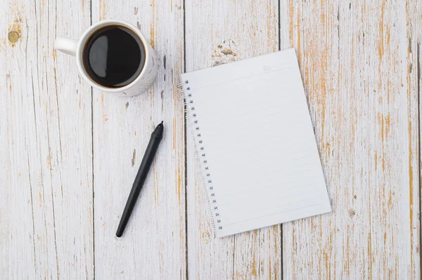 Koffie Een Notitieboekje Staan Aan Bureau — Stockfoto