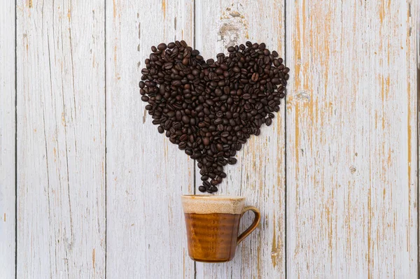 Grãos Café Dispostos Uma Forma Coração Adoro Beber Café — Fotografia de Stock