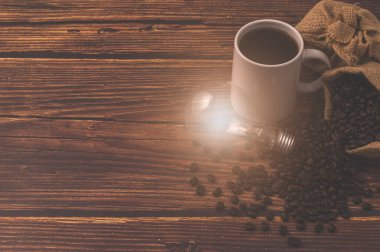 Kahve içmeye bayılıyorum, kahve fincanı ampulü enerji yayıyor.