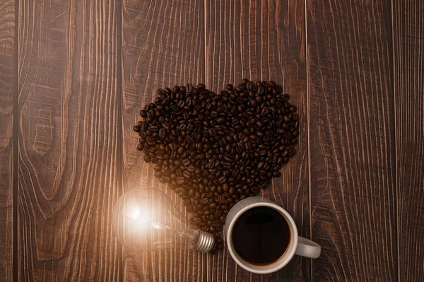 Liebe Kaffee Trinken Kaffeebohnen Herzform Glühbirnen Emittieren Energie — Stockfoto