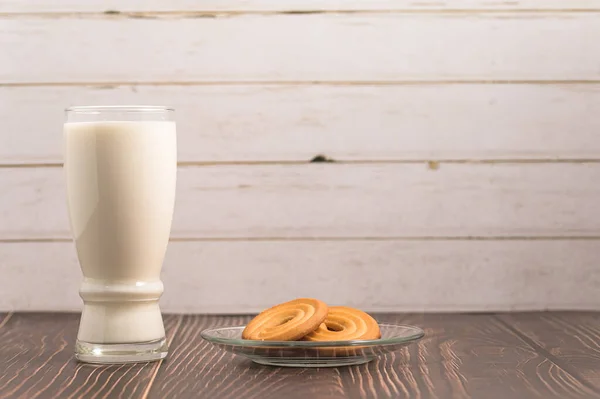 Παγκόσμια Ημέρα Γάλακτος Πίνετε Νερό Και Τρώτε Μπισκότα Υγιεινό Πρωινό — Φωτογραφία Αρχείου