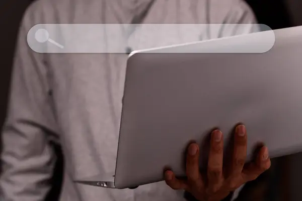 Hombre Usando Una Computadora Portátil Para Encontrar Información — Foto de Stock