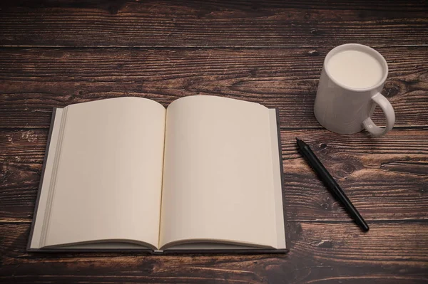 Het Notitieboekje Een Glas Melk Liggen Het Bureau — Stockfoto