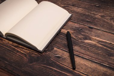 Not defteri ve bir bardak süt masanın üstünde..