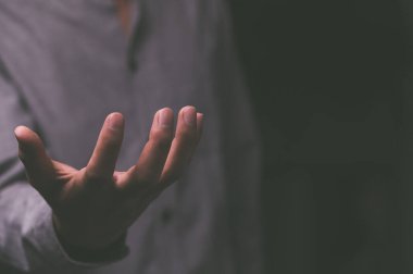 İnsanlar bir şeyleri tutmak için ellerini açar gibi yapıyorlar.