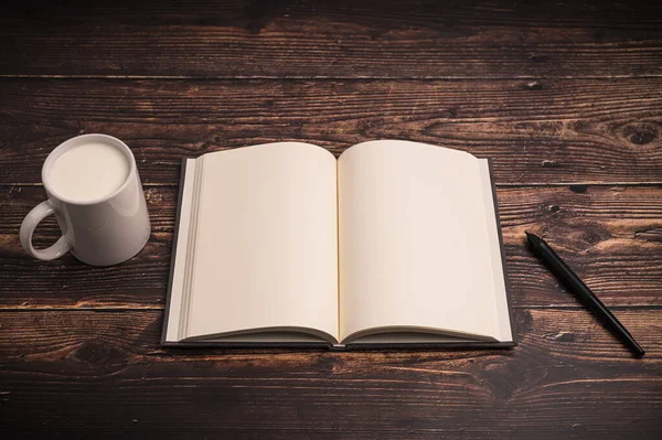 Het Notitieboekje Een Glas Melk Liggen Het Bureau — Stockfoto
