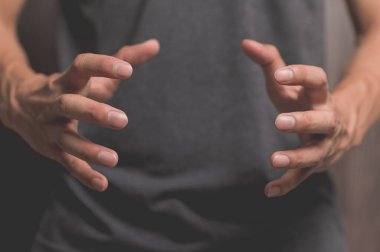 İnsanlar bir şeyleri tutmak için ellerini açar gibi yapıyorlar.