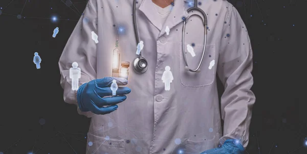 Médicos Con Jeringas Preparan Para Tratar Personas Todo Mundo — Foto de Stock