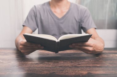 İnsanlar bilgi kapasitesini artırmak için kitap okurlar 