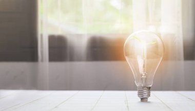 Ampul kavramı büyüme fikri illüstrasyonunda fikir veya enerji ve güvenli çevre ağacı kavramı