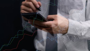 Hisselere yatırım yapan işadamları hologram grafik iş büyümesi resimlerini sergiliyor