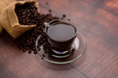 Kahve fincanları ve kahve çekirdekleri enerji sağlar.