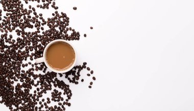 Kahve fincanı, kahve çekirdekleri, beyaz arka plan sahnesi