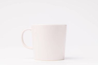 Beyaz arka planda kahve fincanı