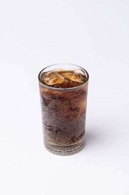 Beyaz zemin üzerinde izole buz küpleri ile cam kola