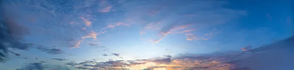 Вечером Небо Затянут Облака — стоковое фото