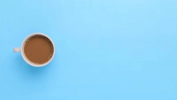 Mão Segurando Uma Caneca Café Fundo Azul — Fotografia de Stock