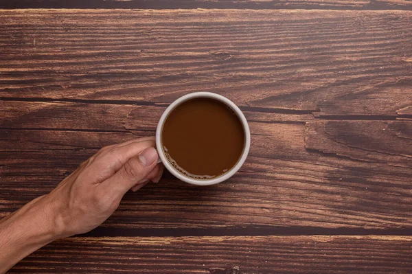 Mão Segurando Uma Caneca Café Fundo Madeira — Fotografia de Stock