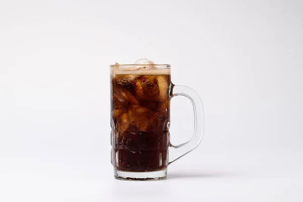玻璃杯中的可乐 冰块清澈 背景为白色 — 图库照片