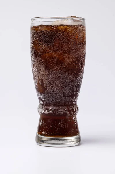 Cola Vidro Com Cubos Gelo Claros Isolados Sobre Fundo Branco — Fotografia de Stock