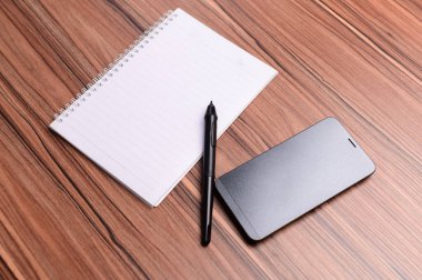 Kitap masanın üstünde..