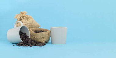 Kahve çekirdekleri kahve fincanları enerji içeceği.