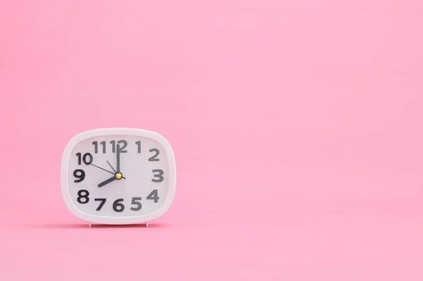 Óra Mutatja Idő Egy Rózsaszín Háttér — Stock Fotó