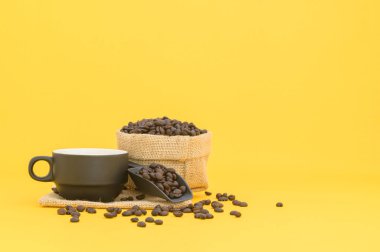 Kahve fincanları, kahve çekirdekleri, enerji içecekleri.