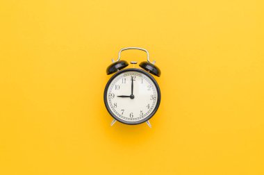 Saat günlük aktiviteleri belirleyen bir aygıttır..