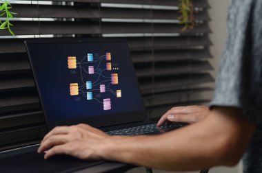 Bir kişi, canlı veri görselleştirmelerini gösteren bir dizüstü bilgisayardaki modern analitik gösterge paneliyle etkileşime girer. İş ve teknoloji temaları için ideal.