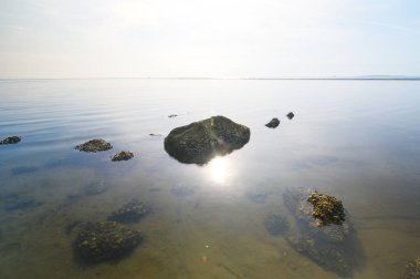 Rayong Eyaleti 'ndeki Nam Daeng Sahili' nin sakin sularını ve sakin kayalardan yansıyan yumuşak güneş ışığını deneyin. Rahatlamak için mükemmel..