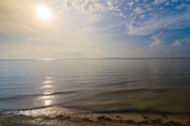 Yazın Rayong Eyaleti 'ndeki Nam Daeng Sahili' nin huzurlu güzelliğinin tadını çıkar. Sakin suları, yumuşak kumları ve nefes kesici manzaraları tecrübe etmek rahatlatıcı bir kaçış için mükemmeldir..
