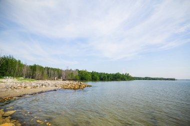 Rayong Eyaleti 'ndeki Nam Daeng Sahili' nin huzurlu manzarasının tadını çıkarın. Yaz gezginleri için mükemmel. Bu pitoresk yer berrak su, yemyeşil yeşillik ve sakin bir atmosfere sahiptir..