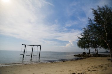 Rayong Eyaleti 'ndeki Nam Daeng Sahili' nin huzurlu güzelliğini tecrübe edin. Mükemmel bir yaz tatili. Huzur arayan gezginler için nefes kesici manzaralar, nazik dalgalar ve rahatlatıcı atmosferlerin keyfini çıkarın..