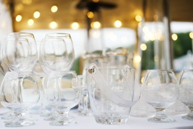 Şenlikli bir olay için güzel düzenlenmiş cam eşyalar, farklı şekil ve boyutlarda sergilenen, fotokopi alanı ile zarif düğün atmosferini ve özel etkinlikleri geliştiren