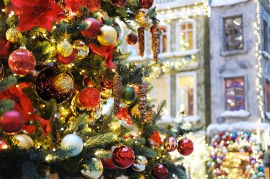 Şenlikli Noel ağacını canlı süslemeler ve hareketli bir alışveriş merkezinde ışıltılı ışıklar ile süsleyip Noel ruhunu canlandırmak ve müşterileri kutlamaya davet etmek.