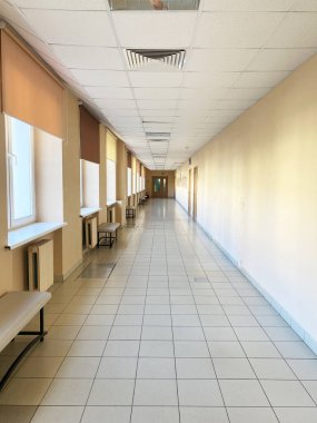 İç koridorda geometrik fayanslar ve pencerelerden gelen doğal ışık sergileniyor. Duvarları kaplayan banklar açık ve misafirperver bir ortam yaratıyor.