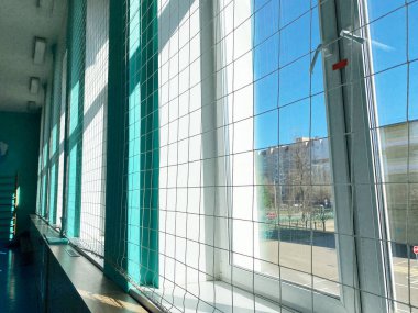 Okulun parlak iç mekanında doğal ışığa izin veren geniş pencereler, spor eğitimi ve çeşitli fiziksel aktiviteler için davetkar bir atmosfer oluşturur.