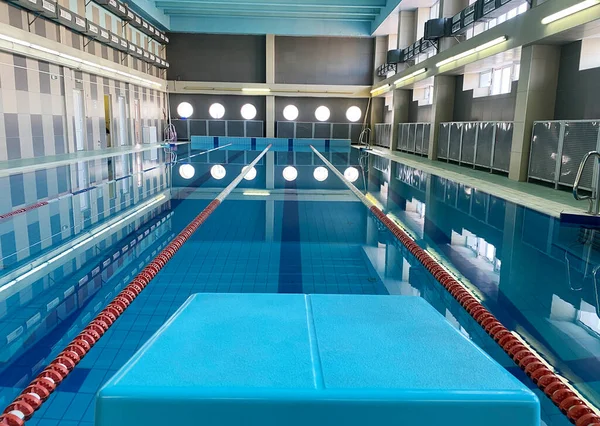 Açık mavi suya sahip parlak okul yüzme havuzu, işaretli yüzme yolları, ve çocuk yüzme dersleri ve suda eğitim için ideal ortam.