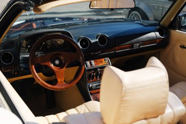 Minsk, Belarus - 10 Nisan 2025: Şatafatlı iç mekan, klasik bir direksiyon ve fotokopi alanı olan modern gösterge paneli tasarımı içeren deri koltukları ve ahşap detayları ön plana çıkarıyor