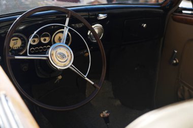 Minsk, Belarus - 10 Nisan 2025: Klasik direksiyon ve gösterge paneli, zarif işçiliği ve nostaljik ambiyansı vurgulayarak, klasik direksiyon ve gösterge panelini ön plana çıkardı