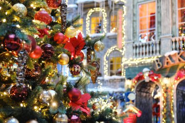 Minsk, Belarus - 14 Aralık 2025: Şenlikli Noel süslemeleri, canlı süsler ve ışıltılı ışıklarla dolu bir alışveriş merkezinde neşeli bir tatil ortamı yaratan bir peri masalı kasabasını gözler önüne seriyor