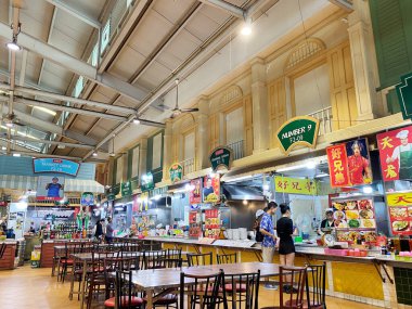 Phuket, Tayland - 27 Ekim 2025: Phuket 'te, müşterilerin oturduğu çok sayıda yemek tezgahı ve ahşap tabelalar sergileniyor