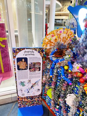 Phuket, Tayland - 29 Ekim 2025: Jungcelyn x Wishulada için sanatçı bilgi standı parlak ışıklandırmalı bir alışveriş alanında renkli süslemelerle süslenmiş